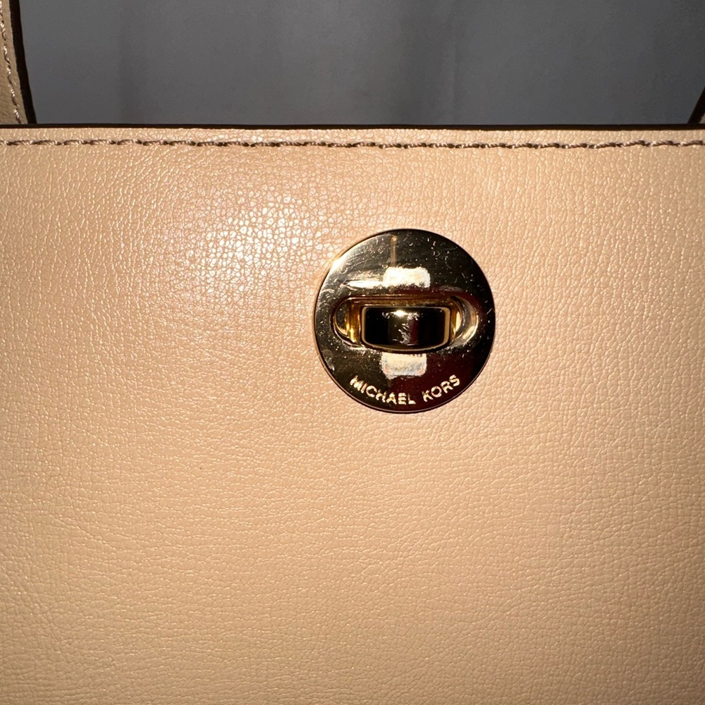 Micheal Kors- latch lock tote in acron - Picture 7 of 7
